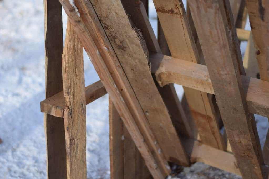 side view of the goat feeder with extra support board.