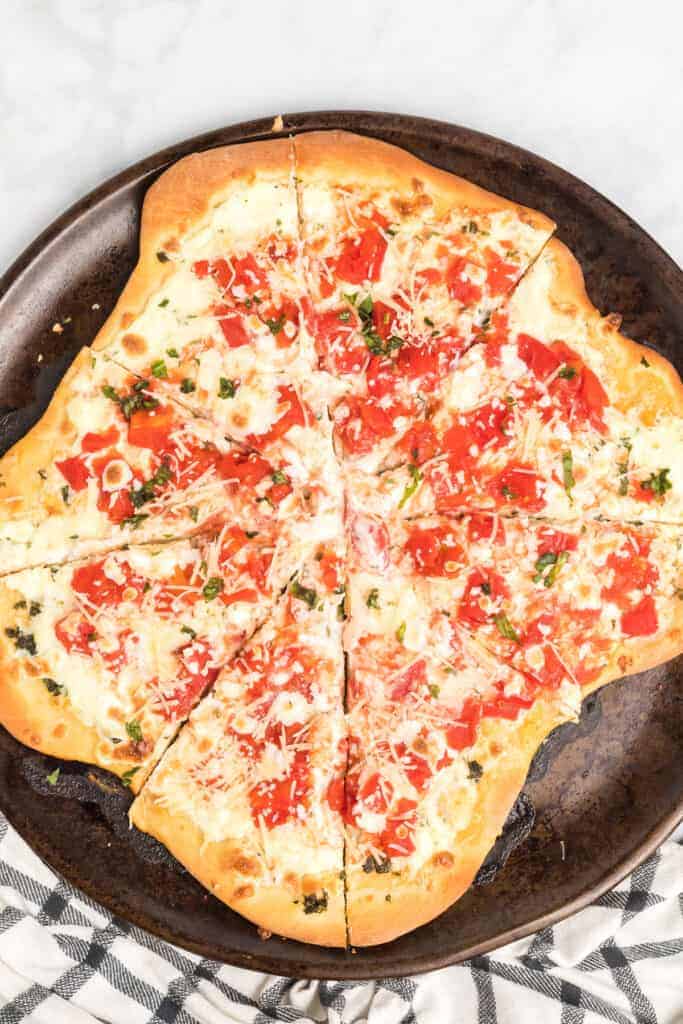 slicing the pizza on the pan