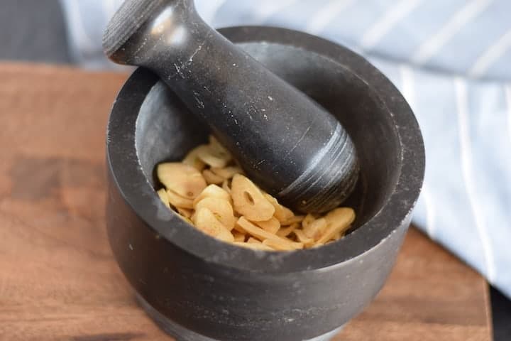 dehydrated garlic in a motar and pestle