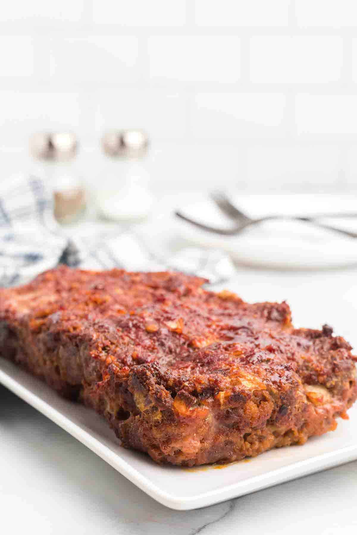 white platter with the finished smoked meatloaf 